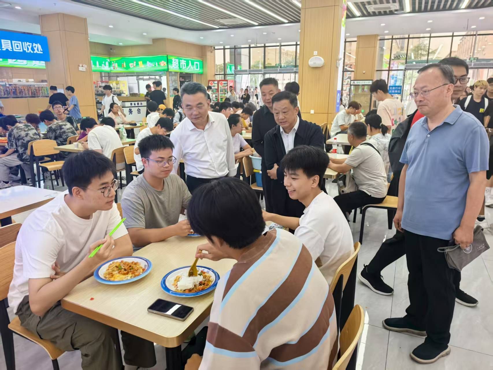 陜西科技大學(xué)校領(lǐng)導(dǎo)到餐廳開(kāi)展調(diào)研檢查